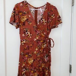 Floral mini dress. Flowy.